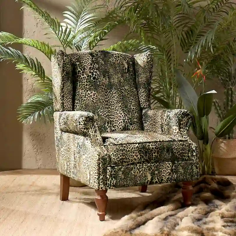 Traditioneller Sessel mit Tiermuster und Nagelkopfbesatz